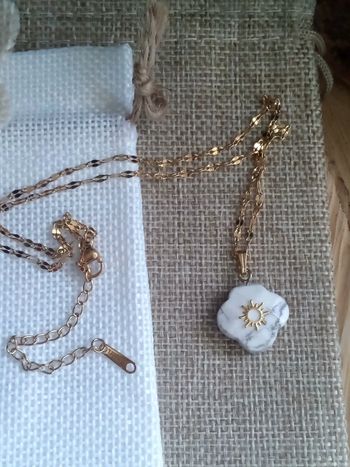 Collier chance réversible trèfle à 4 feuilles en pierre howlite