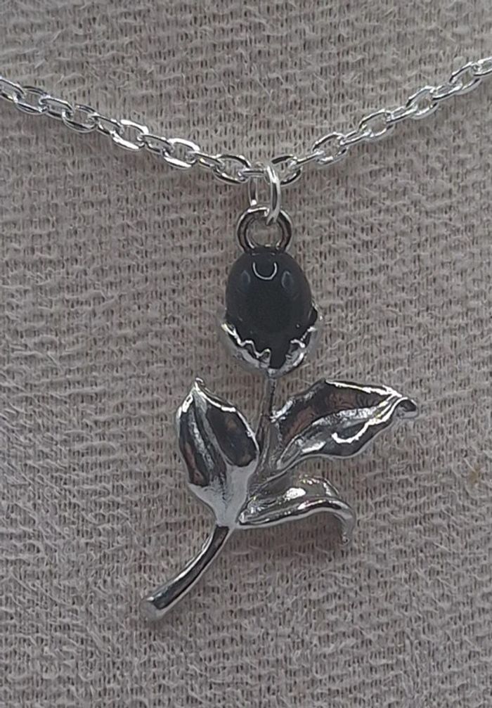 Collier rose noire - photo numéro 2