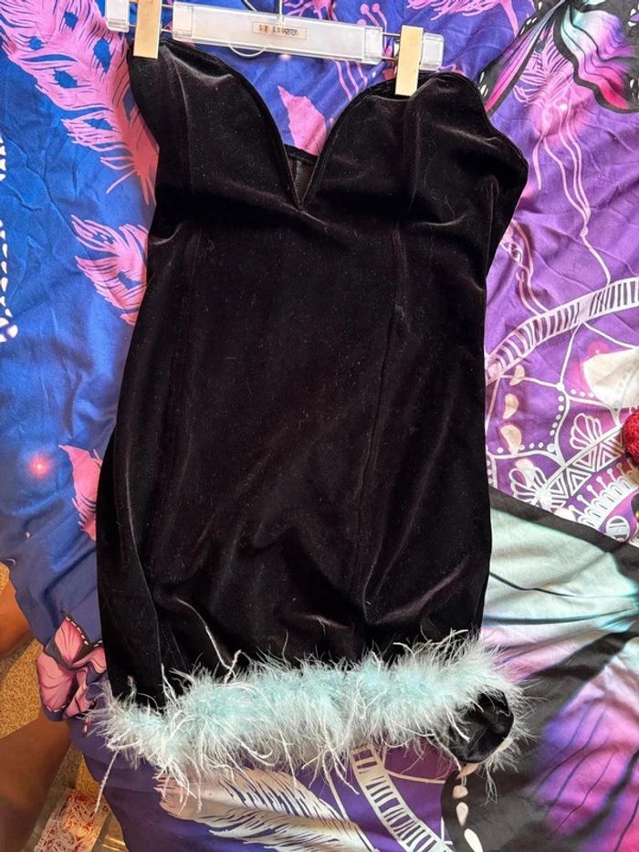 Robe noire Bershka en velours avec plumes - Taille 40 • - photo numéro 4