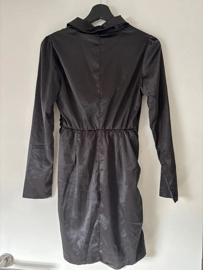 Robe noire satinée moulante - photo numéro 8
