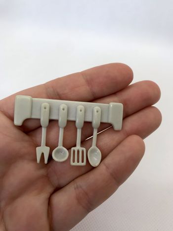 Miniature porte ustensiles cuisine plastique gris fixe maison de poupée