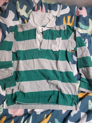 Polo une mini tache au cou qui devrait partir