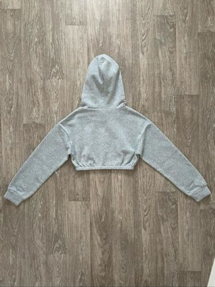Pull court gris à capuche - photo numéro 2