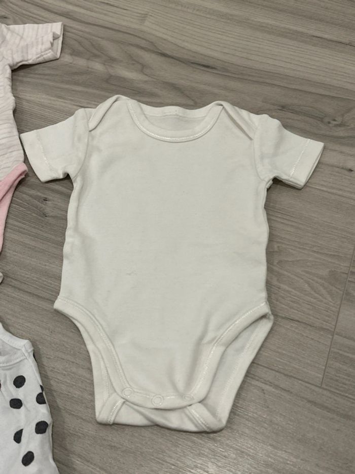 Lot de 4 bodies 3 mois tres bon état. - photo numéro 5