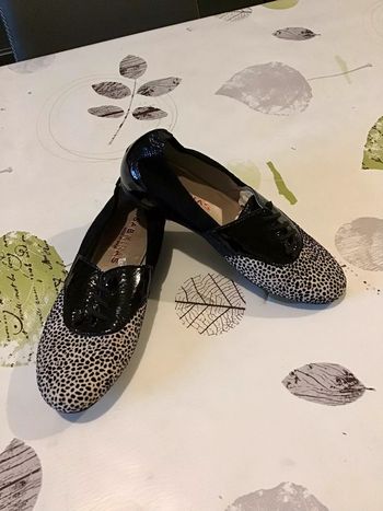 Belle paire de chaussure en cuir de taille taille 37 motif léopard etnoir