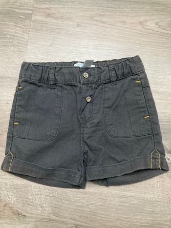 Short gris 1 an