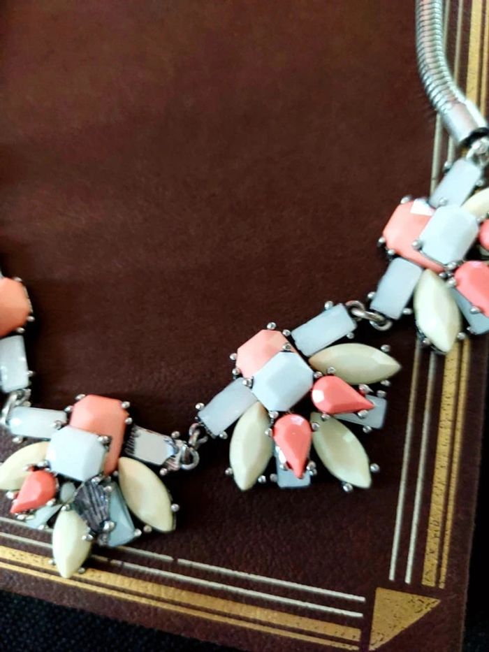 Magnifique collier couleur argenté avec plastron de strass - photo numéro 3