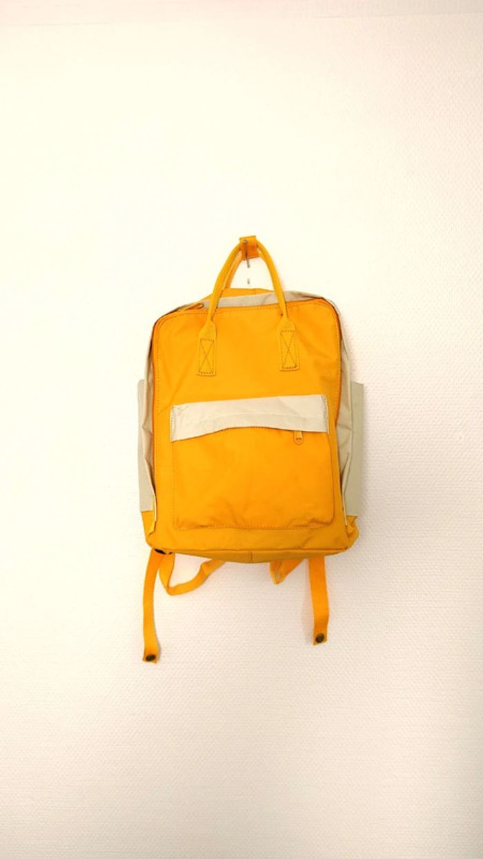 Sac à dos en nylon tissu solide jaune et beige en très bon état - photo numéro 3