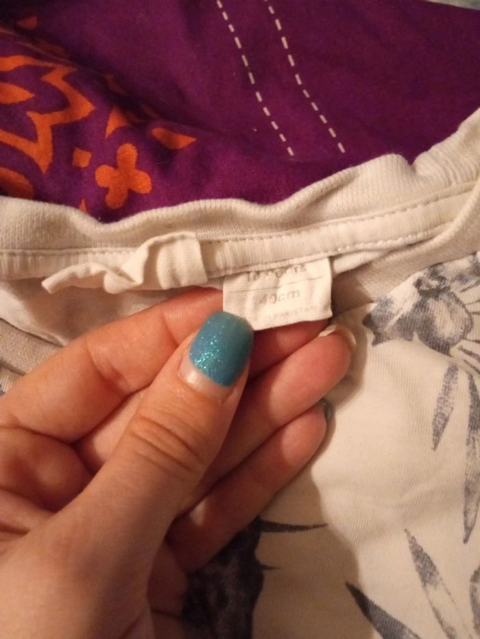 Tee-shirt blanc avec dessins fleurs - photo numéro 3