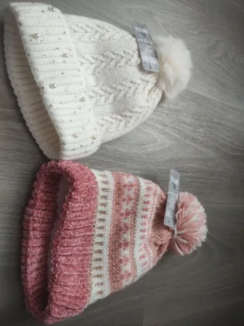 Lot de deux bonnets enfants fille neuf avec étiquette taille unique