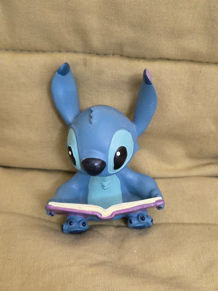 Figurine de stitch lisant un livre - photo numéro 4
