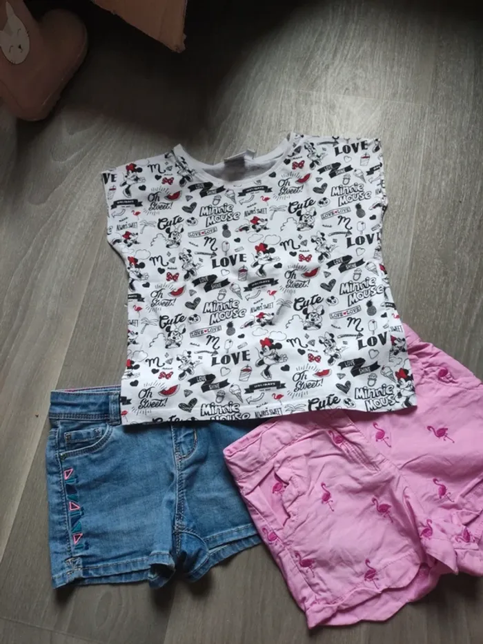 Lot de 2 shorts et 1 tee shirt manche courte taille 4 ans en très bon état