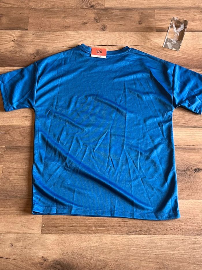 Je vend un maillot pour le sport taille 5/6 ans 118 cm neuf - photo numéro 2