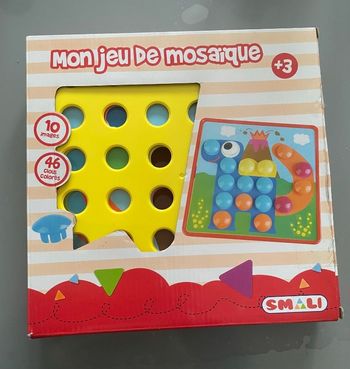 Jeu de mosaïque avec petit clous colorés Smali Très bon état