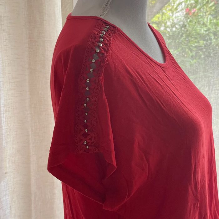 T-shirt rouge long avec détails aux épaules - photo numéro 4