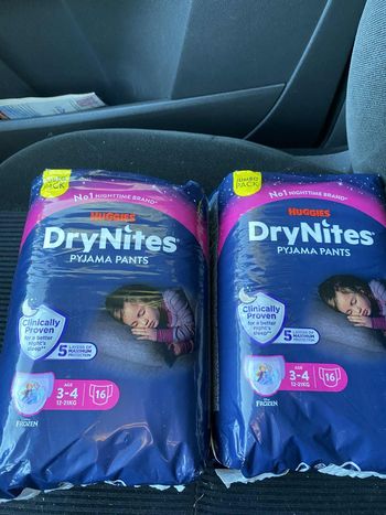 Lot de 2 paquet de couches dry nites  3/4 ans neuf