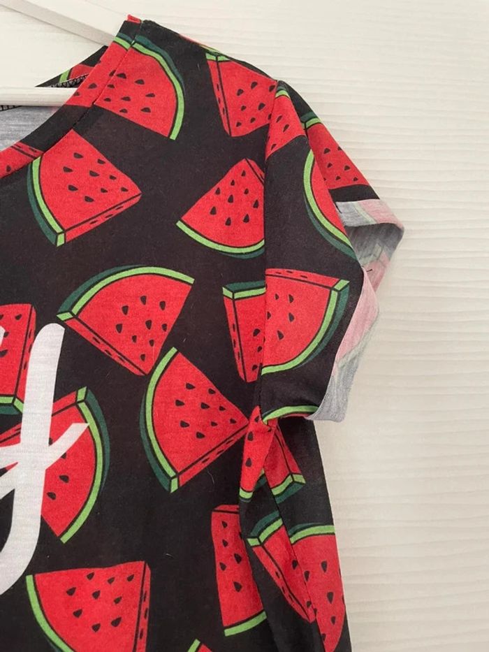 Haut t-shirt crop top noir et rouge à motifs imprimés pastèque écriture à manches courtes col rond - photo numéro 2