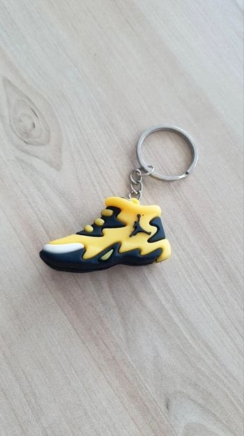Porte clé Basket  jaune neuf