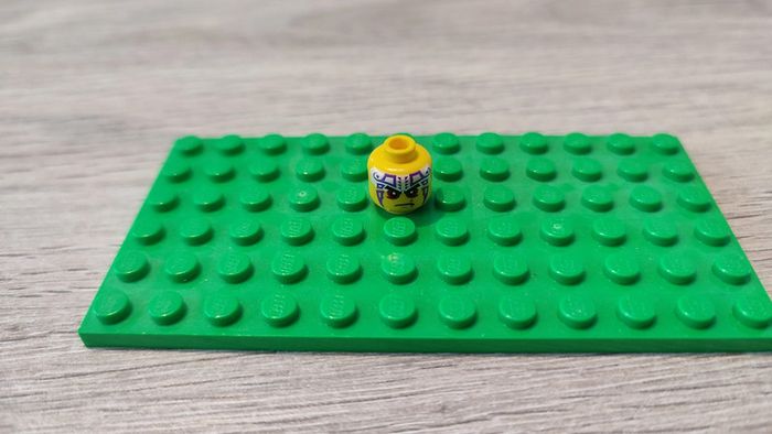 Figurine tête sourcils noirs, yeux rouge foncé 6097793 pièce détachée Lego #C06