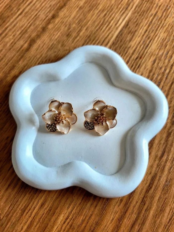 Boucles d’oreilles fleur dorée – effet nacré & strass – bijou élégant chic vintage