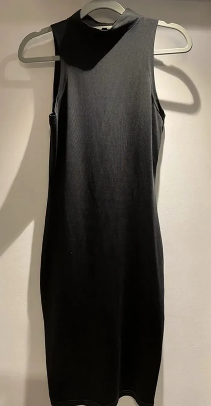 Robe noire sans manches – Taille 36 – Très bon état - photo numéro 2