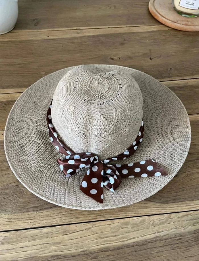 Chapeau beige/crème avec noeud à pois