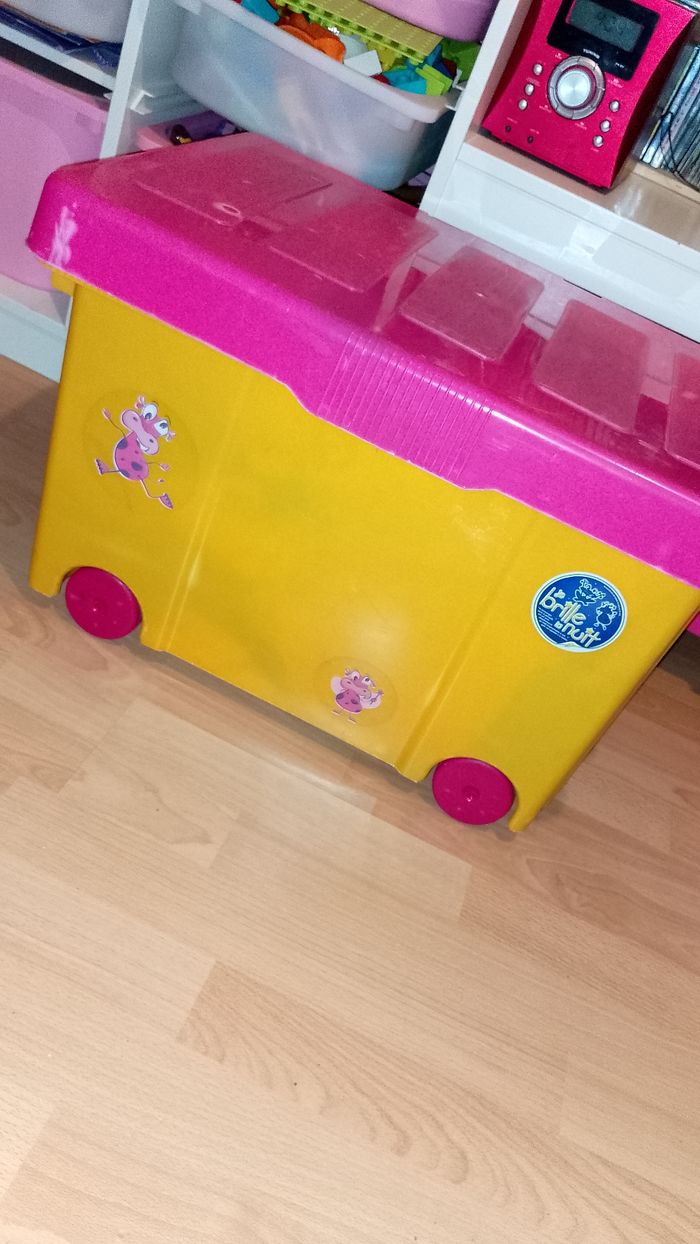 Coffre à jouets avec roulettes
De