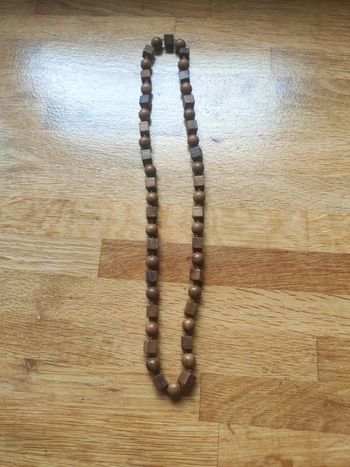 Collier en bois vintage