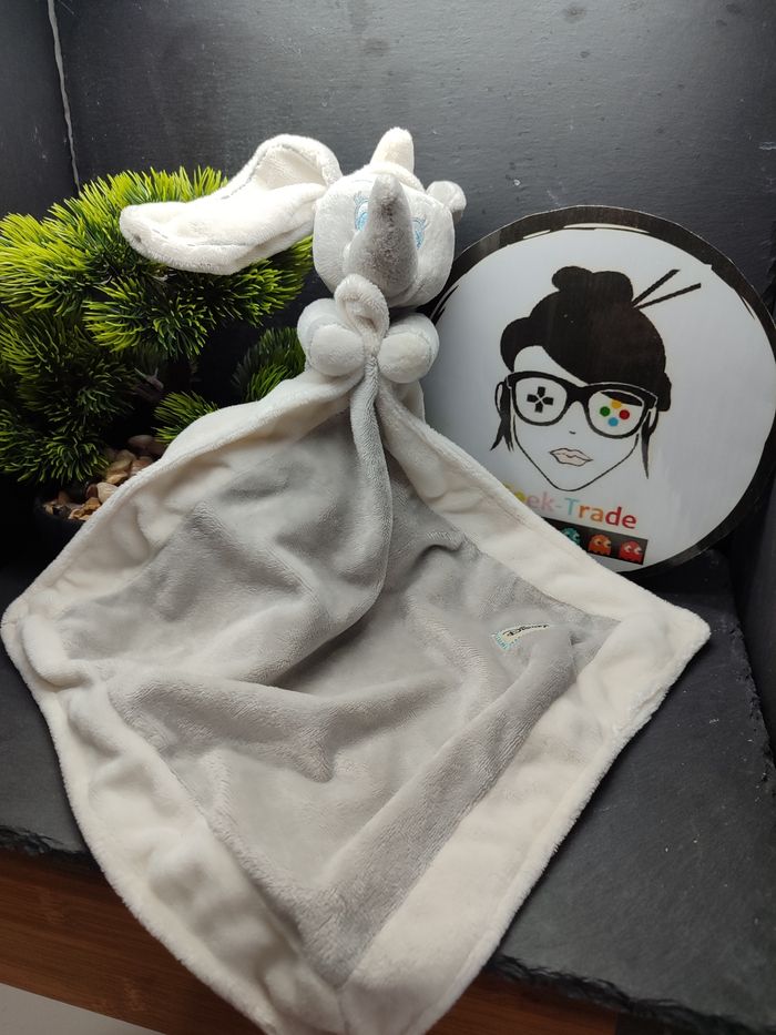 doudou éléphant Dumbo Disney gris blanc mouchoir couture bleu chapeau DD003138