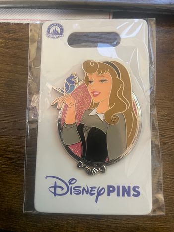 Pin’s Aurore Disney la belle au bois dormant 