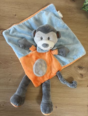 Doudou plat singe orange bleu gris nicotoy Simba