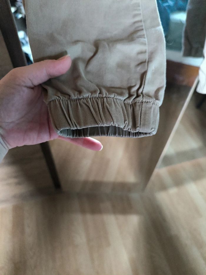 Pantalon cargo beige. Multi poches. Chevilles avec élastique - photo numéro 2