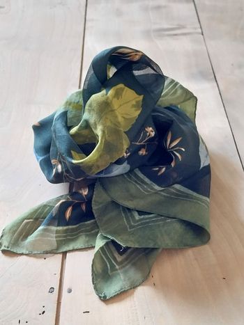Foulard femme motif feuilles automne couleur vert