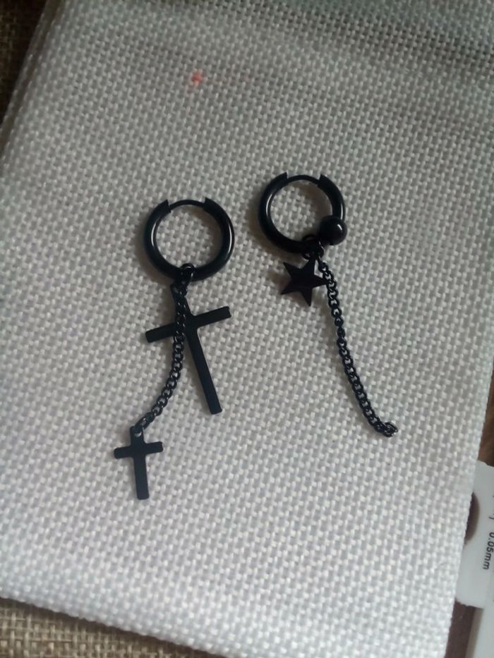 Boucles d'oreilles noires croix étoile
