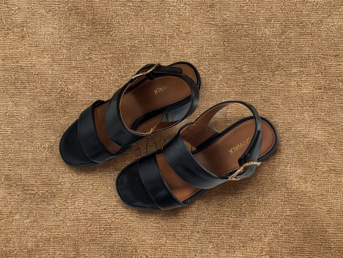 Sandales noires à talons - photo numéro 2