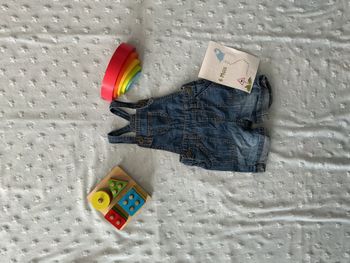 salopette en jean bleu léger pressions entre les jambes 6 mois tape à l'oeil