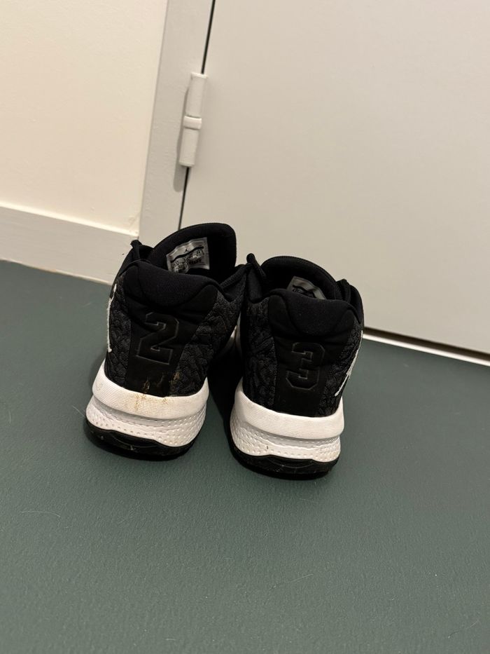 Chaussure Jordan 23 noir et blanche - photo numéro 3