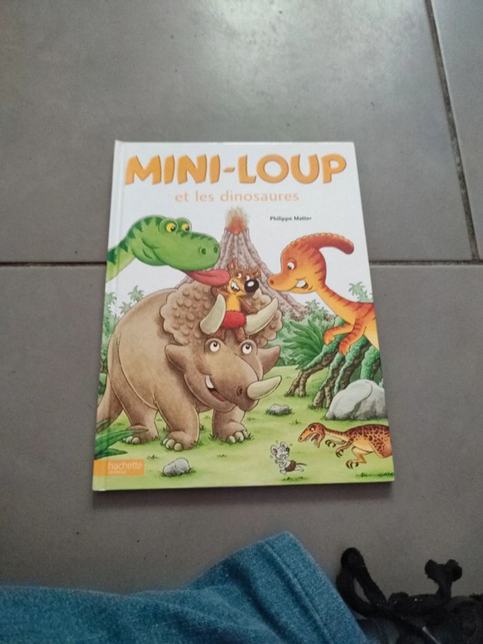 Livre mini loup et les dinosaures