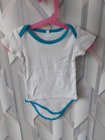 body blan,c et turquoise