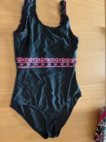 Maillot de bain une pièce noir et rose