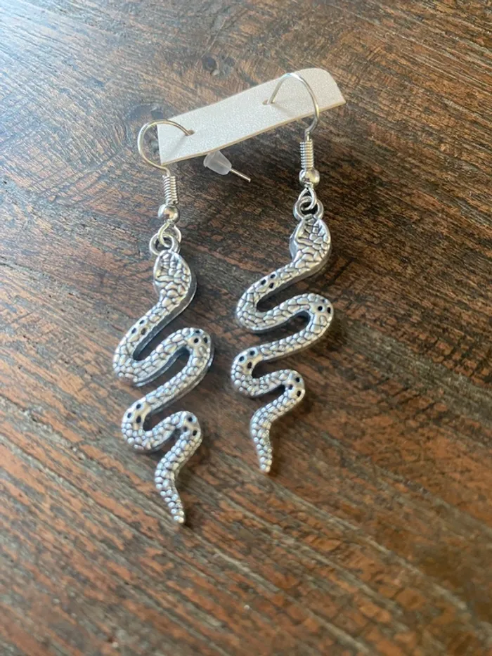 Boucles d’oreilles serpents , argentées , comme neuves - photo numéro 5