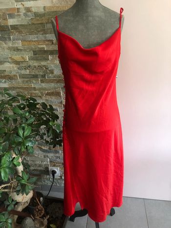 Robe rouge satinée 38