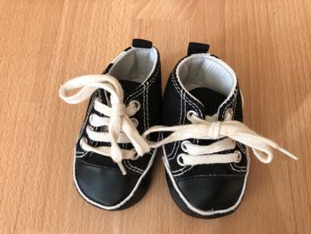 Jolie paire de chaussures/baskets noires et blanches T. 16-17 TBE