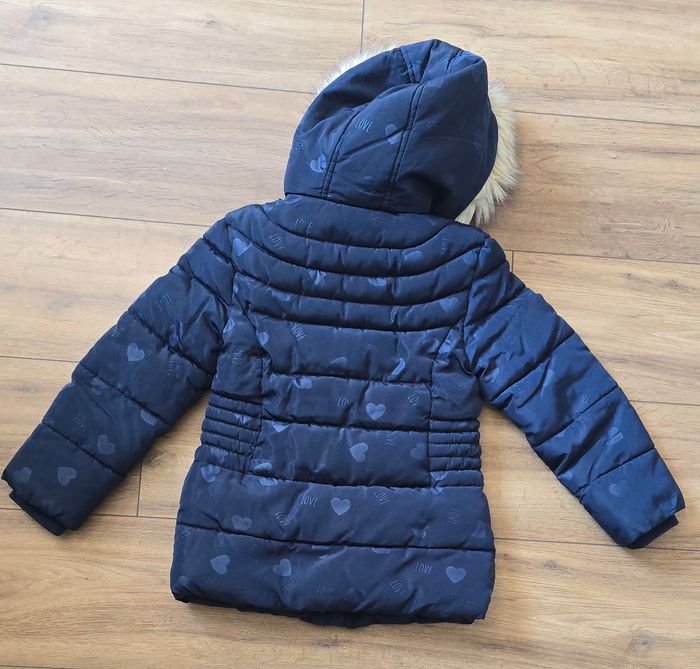 Blouson bleu marine motif cœurs 8 ans en excellent état - photo numéro 3