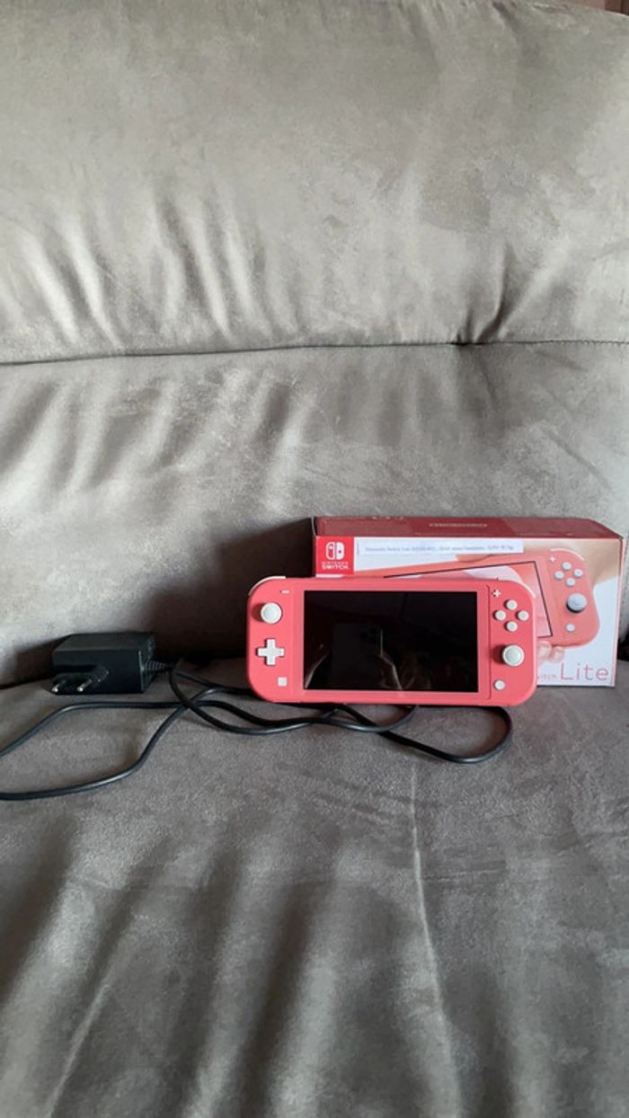 Nintendo Swtch Lite Corail état neuf