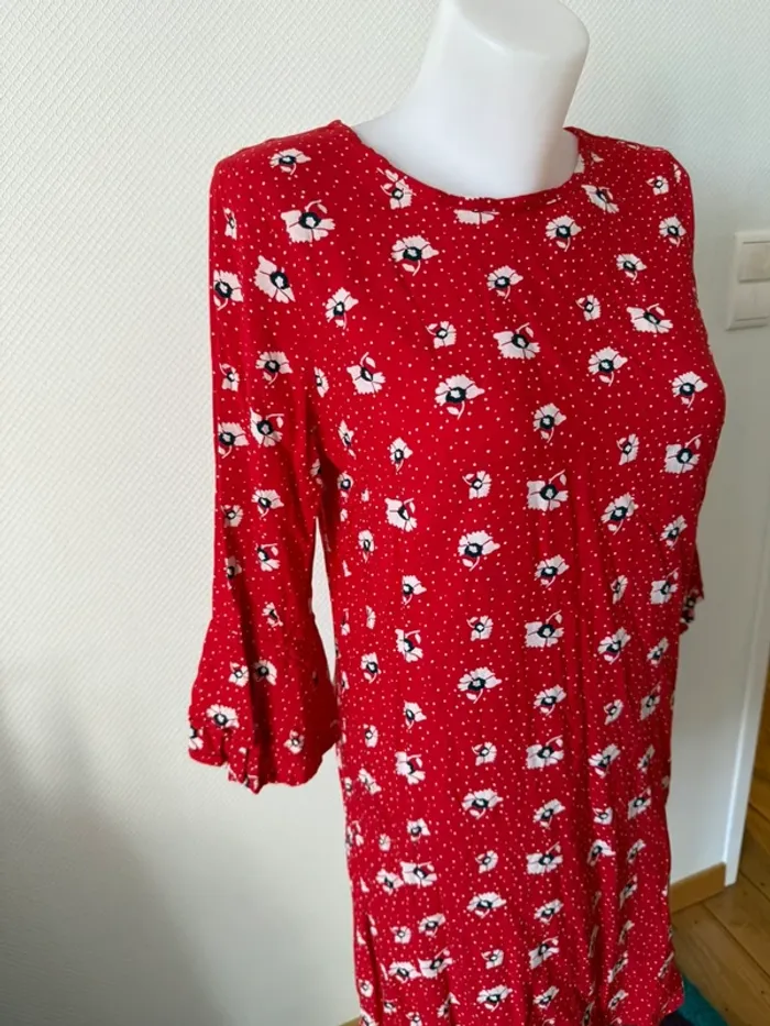 Robe rouge neuve taille 38 la ligne à suivre - photo numéro 2
