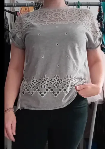 Joli Tee-shirt gris ajouré taille 38
