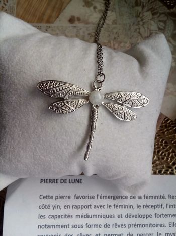 collier libellule argenté et sa pierre de lune naturelle