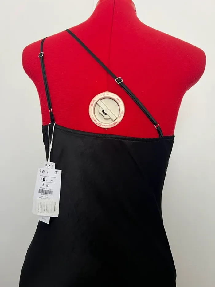 Robe noire satinée one shoulder Bershka - photo numéro 4