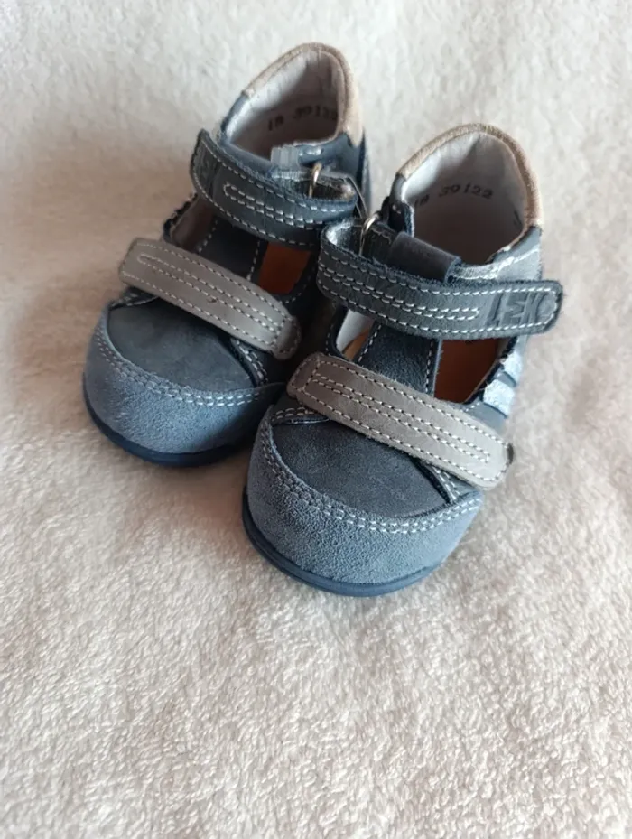 Chaussures neuves pointure 18 - photo numéro 2